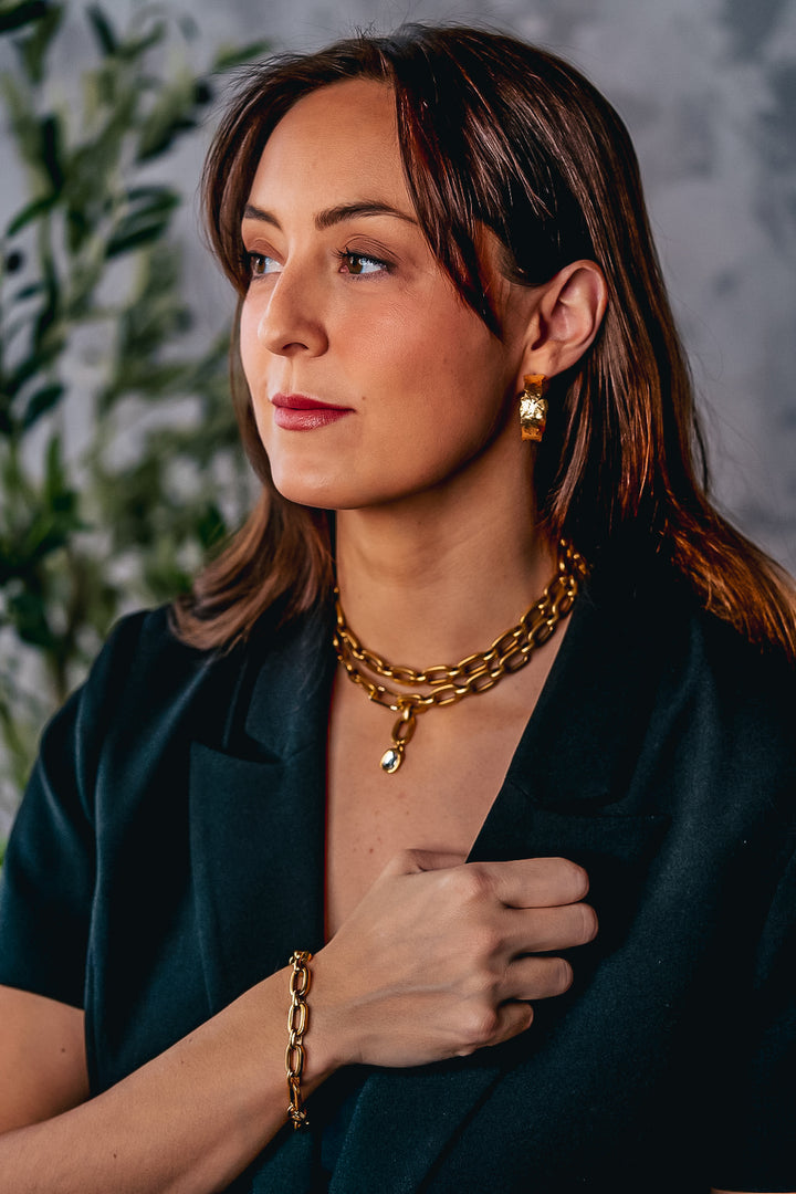 a model wearing an oval chain bracelet